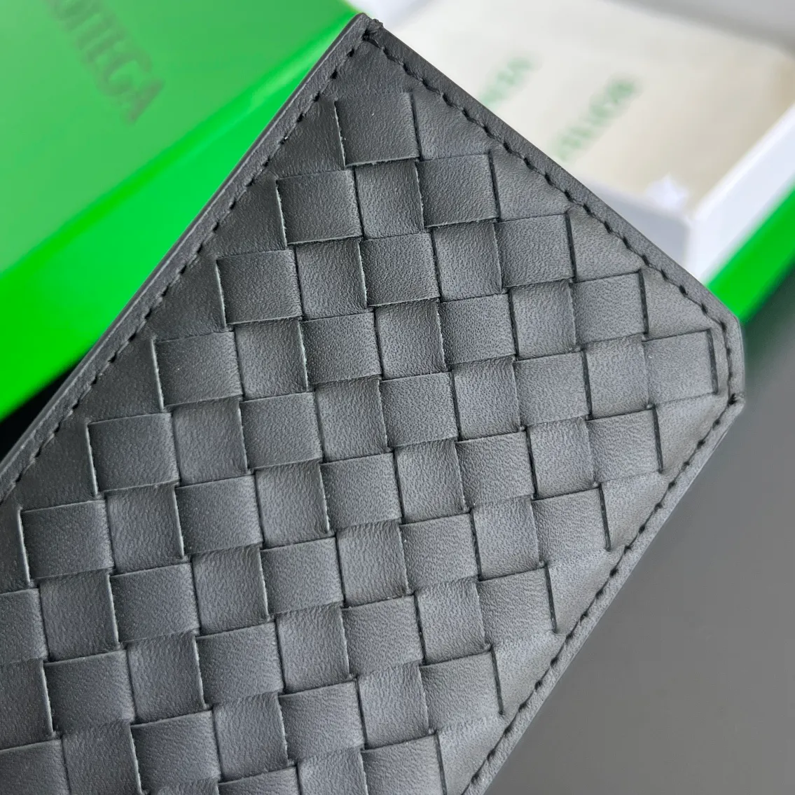 BV’s new 796963 woven Piccolo vertical card holder. The classic small woven work that I miss 0.7 is back. It’s really designed. The calfskin texture is high-end. It’s carefully designed with four card slots and a central compartment. You can also put cash in for daily use. You deserve to have such an thoughtful design. P440 Size: 12*7*0.5 layer cm